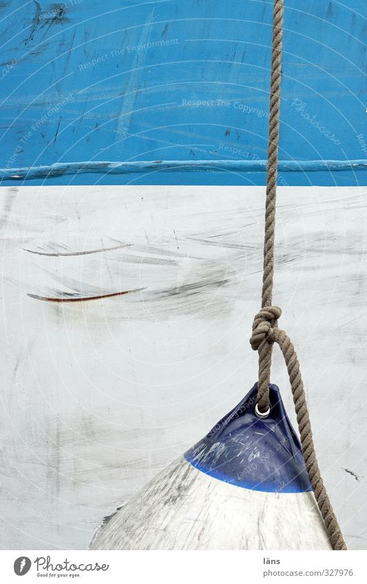Fender Schifffahrt Stahl hängen authentisch blau weiß Seil Schiffsrumpf gestrichen zerkratzen Sicherheit Schutz Lücke Farbfoto Außenaufnahme Menschenleer