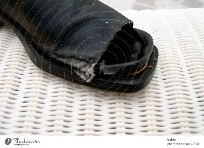 schuh-for-you schwarz Schuhe Damenschuhe kaputt grau Hintergrundbild Zehen nutzlos schäbig alt Fuß