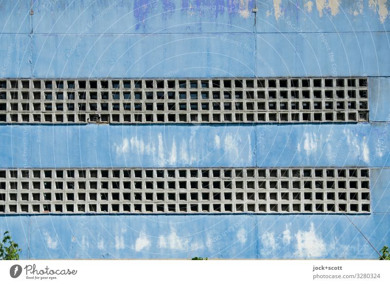 Aspekt (blau) Fassade Sichtschutz Beton Linie Quadrat eckig lang viele Schutz Verschwiegenheit Stil Symmetrie Vergänglichkeit Zahn der Zeit hell-blau verwittert