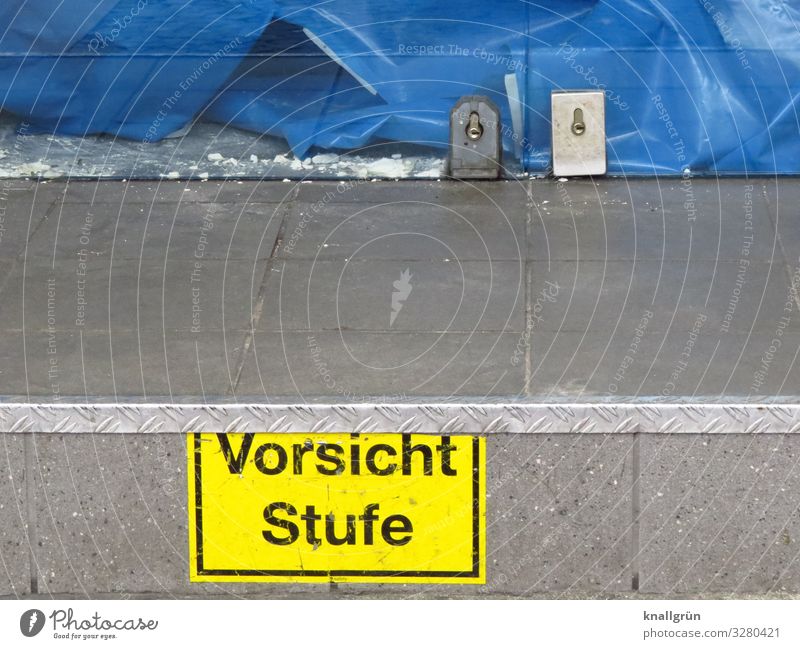 Vorsicht Stufe Ladengeschäft Treppe Tür Eingangstür Schriftzeichen Schilder & Markierungen Hinweisschild Warnschild Kommunizieren blau gelb grau Glastür