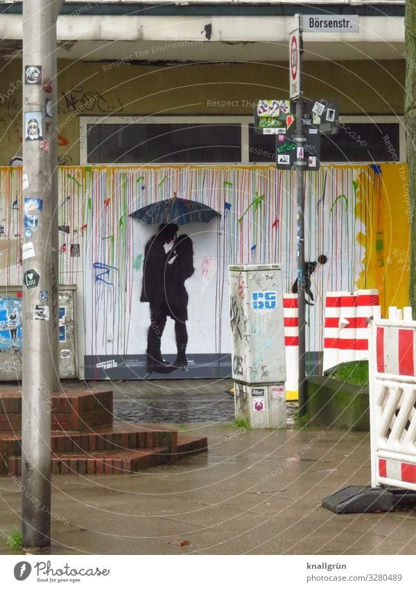 Schutz Mensch maskulin feminin Junge Frau Jugendliche Junger Mann Paar 2 18-30 Jahre Erwachsene Regenschirm Graffiti berühren Kommunizieren Liebe Blick stehen