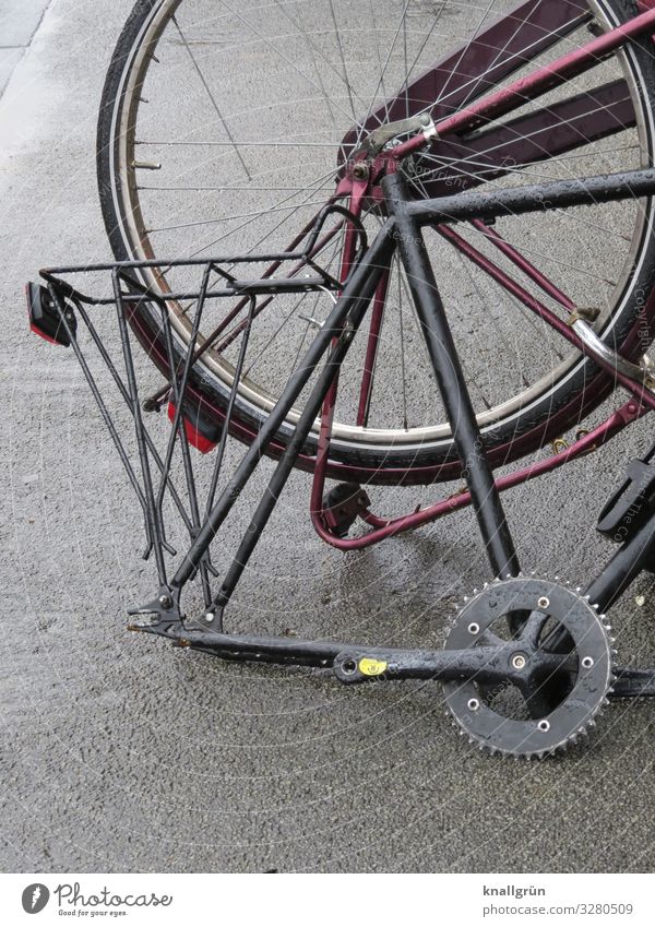 Bausatz Fahrrad kaputt grau silber stagnierend Zahnrad Fahrradausstattung Fahrradgepäckträger Fahrradreifen Farbfoto Außenaufnahme Menschenleer