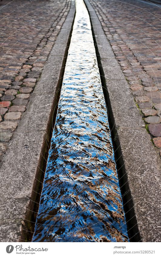 Freiburger Bächle Stadtzentrum Fußgängerzone Bach Wasser fließen Licht Zentralperspektive Wasserrinne bächle Abwasserkanal Kanal Pflastersteine