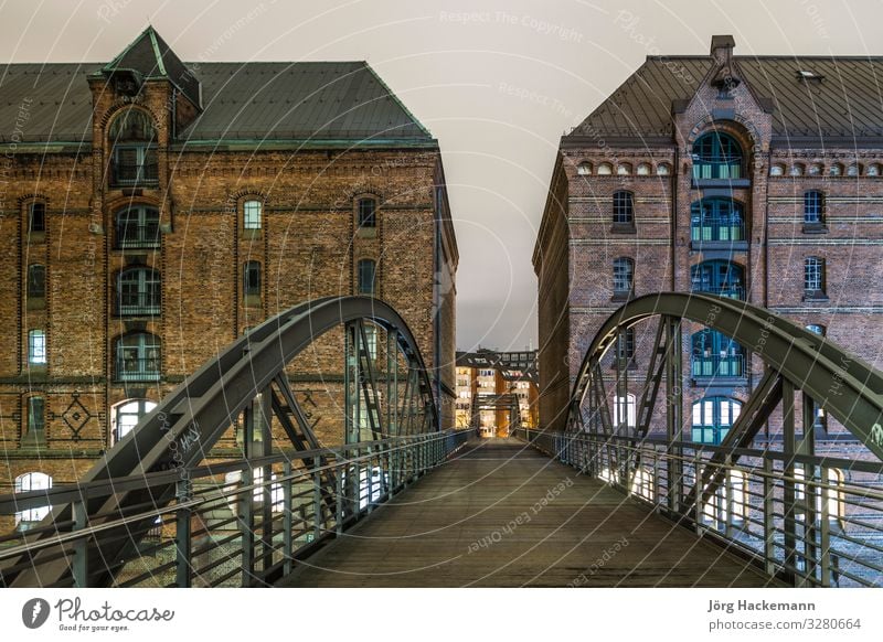 Hamburg berühmte Speicherstadt schön Ferien & Urlaub & Reisen Tourismus Sightseeing Haus Fluss Stadt Stadtzentrum Hafen Brücke Gebäude Architektur alt