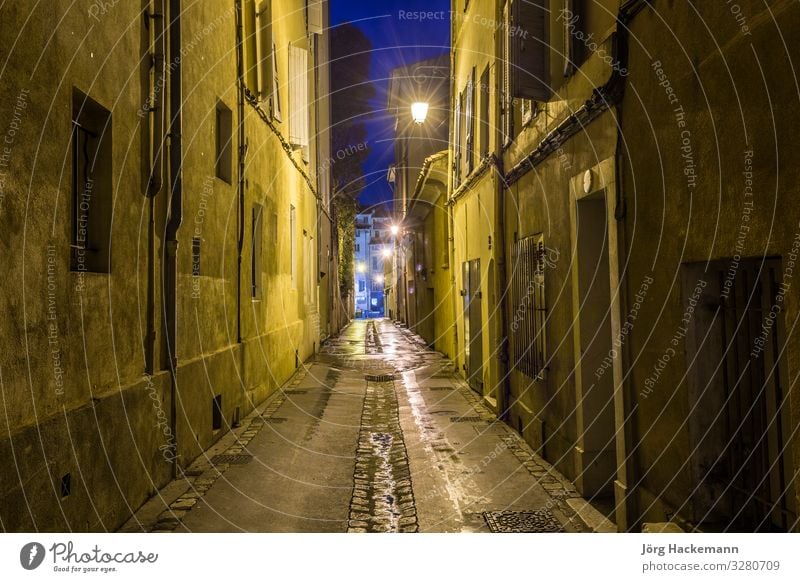 kleine Gasse bei Nacht in Aix Dorf Architektur Fassade Straße alt Aix-en-Provence Frankreich Grunge Laterne Licht eng altehrwürdig Menschenleer Morgen