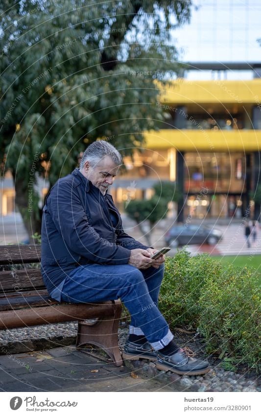 Älterer Mann mit Bart, der in der Stadt herumläuft Lifestyle Stil Glück Telefon Handy PDA Technik & Technologie Mensch Erwachsene Senior 1 45-60 Jahre