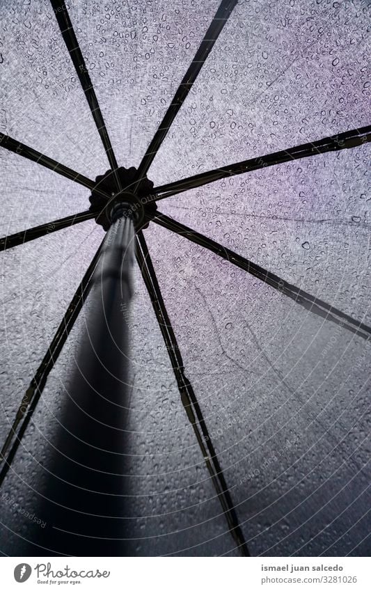 schwarzer Regenschirm bei Regenwetter Objektfotografie Hintergrundbild Stillleben sehr wenige Wasser nass Schutz Wetter Jahreszeiten Tropfen