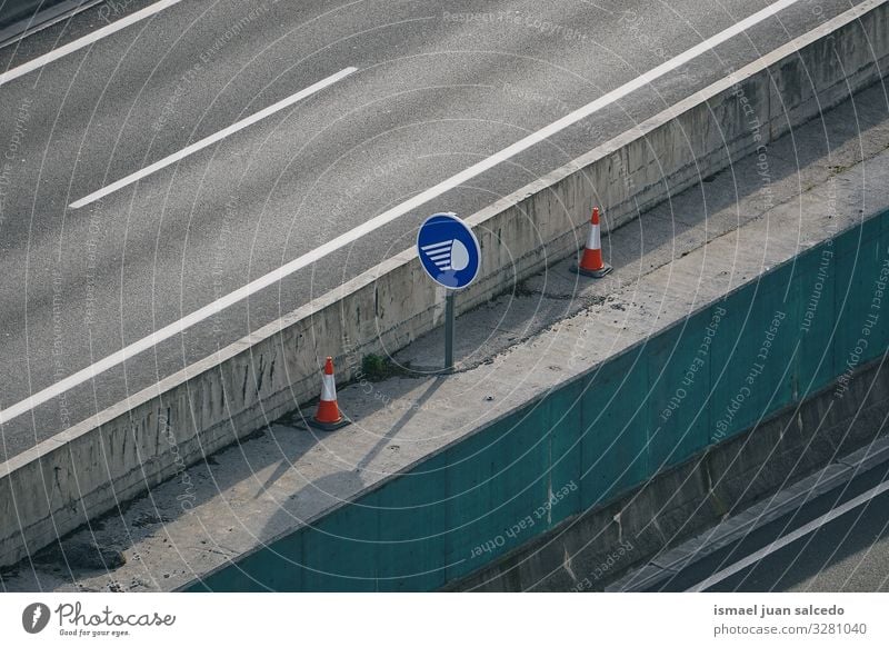 Verkehrsampel auf der Autobahn in der Stadt Bilbao Spanien Straße Asphalt streeth Verkehrswege Straßenverkehr Fernstraße Wege & Pfade Linie
