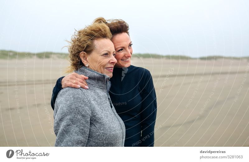 Zwei Frauen schauen im Herbst am Strand aufs Meer Lifestyle Freude Glück schön Mensch Erwachsene Mutter Großmutter Familie & Verwandtschaft Sand Wind Nebel
