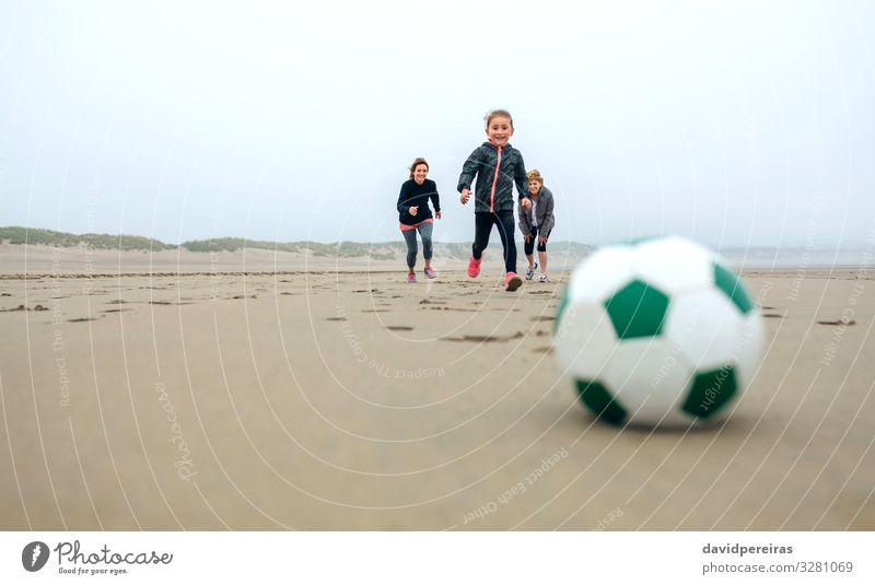Fußball mit Menschen laufen auf Hintergrund Lifestyle Freude Glück Spielen Strand Sport Erfolg Kind Frau Erwachsene Mutter Großmutter Familie & Verwandtschaft