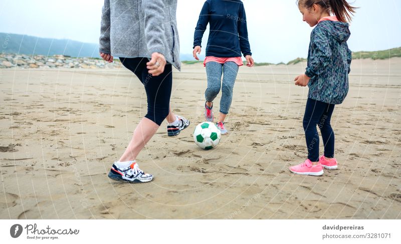 Drei Generationen Frau beim Fußball am Strand Lifestyle Freude Glück Spielen Kind Mensch Erwachsene Mutter Großmutter Familie & Verwandtschaft Sand Herbst Nebel