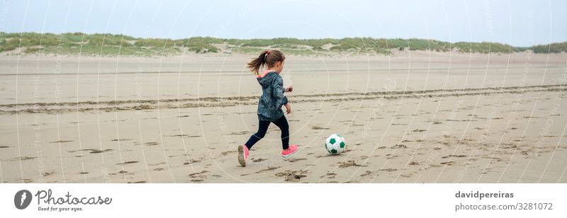 Kleines Mädchen spielt Fußball am Strand Lifestyle Freude Spielen Sport Kind Internet Mensch Frau Erwachsene Kindheit Natur Pflanze Sand Herbst Nebel Turnschuh