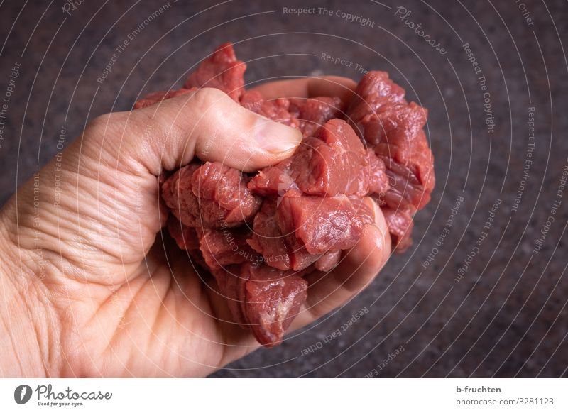 Handvoll Fleisch Lebensmittel Ernährung Bioprodukte Gesunde Ernährung Restaurant Essen Finger Arbeit & Erwerbstätigkeit wählen festhalten frisch Rindfleisch