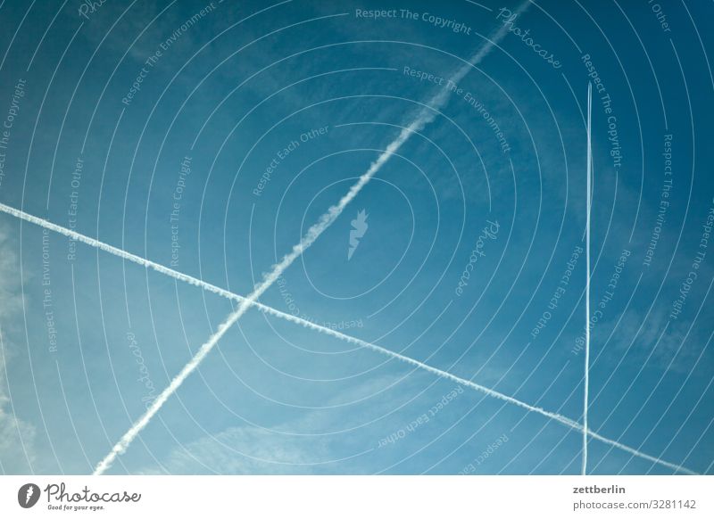 Flugverkehr Kondensstreifen Kohlendioxid Dreieck Luftverkehr Flugzeug Froschperspektive Himmel Himmel (Jenseits) Klima Klimawandel Ferien & Urlaub & Reisen