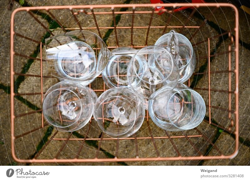 Glaseinkauf Gastronomie kaufen verkaufen glänzend retro Kupfer Flohmarkt Korb Farbfoto Außenaufnahme Menschenleer