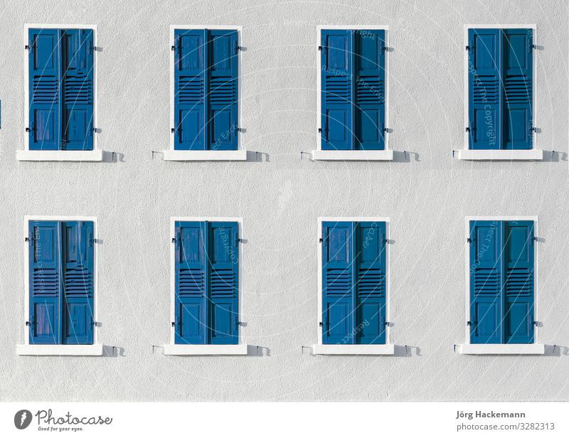 Holzverschluss in intensiver Farbe gibt einen harmonischen Hintergrund Architektur Fassade blau weiß zugeklappt Deutschland Ikon Wiederholung Reihe Fensterladen