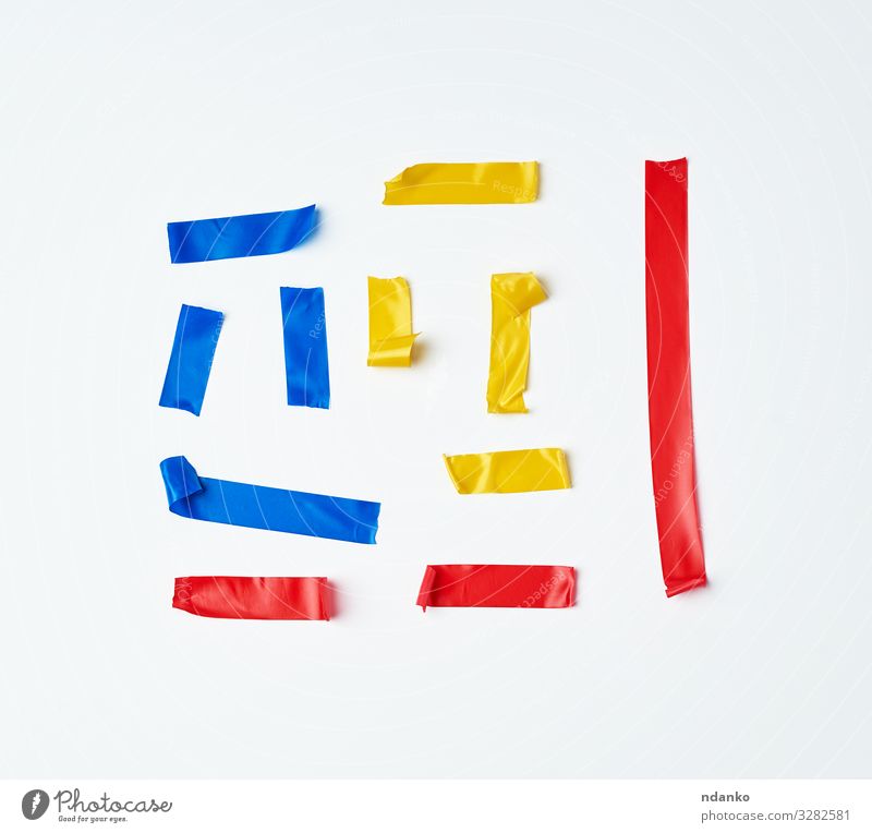 Gummistücke aus Elektroband geklebt Industrie Werkzeug Band Verpackung Paket Sammlung Kunststoff Schnur blau gelb rot weiß Stecknadel Klebstoff Hintergrund