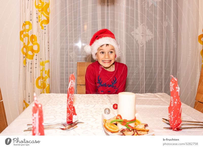 Vorfreude auf Weihnachten Essen Abendessen Festessen Besteck Stil Freude Veranstaltung Feste & Feiern Weihnachten & Advent Silvester u. Neujahr Kind Junge 1