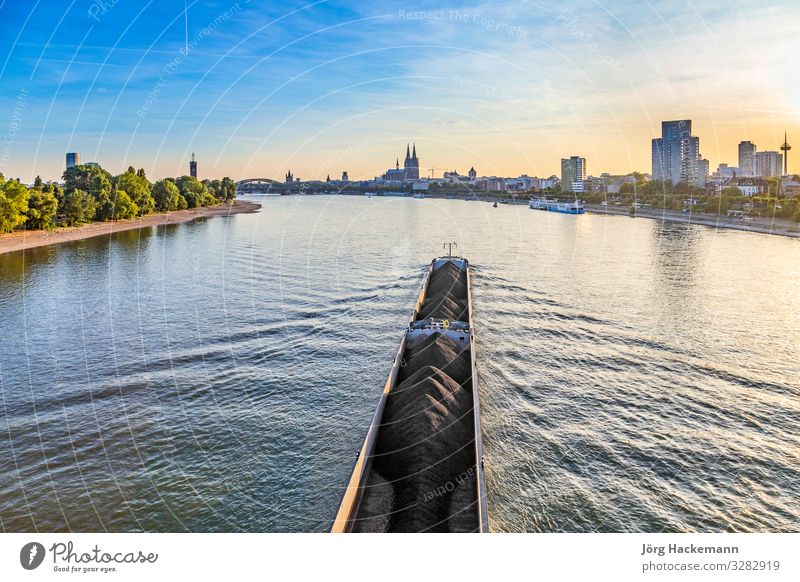 Skyline von Köln mit dem Rhein Tourismus Fluss Stadt Kirche Hafen Brücke Gebäude Verkehr Wasserfahrzeug blau Energie Kathedrale Anziehungskraft Zentrum