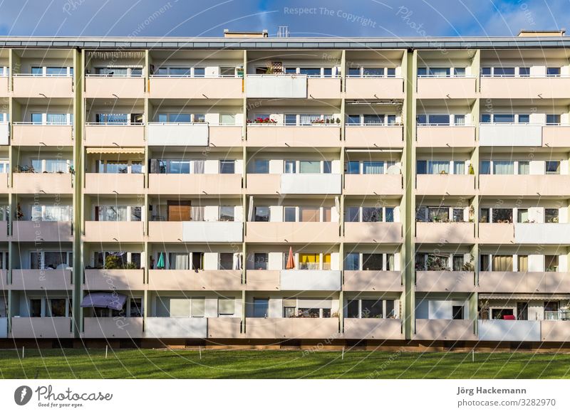 Fassade mit Balkonen eines sozialen Wohnkomplexes in München Wohnung Gebäude Architektur Einsamkeit Bayern Sozialwohnung Deutschland lebend Sozialwohnungen