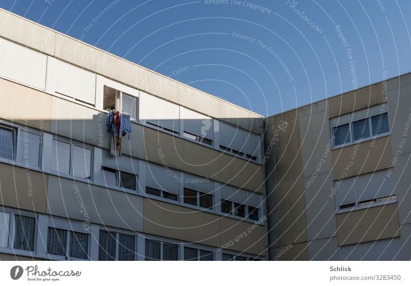 Öko Wäschetrockner Erneuerbare Energie Sonnenenergie Energiekrise Menschenleer Hochhaus Fenster Fassade blau grau weiß Umwelt Umweltschutz Stadt trocknen