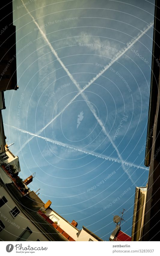 Dreieck am Himmel Kondensstreifen Kohlendioxid Luftverkehr Flugzeug Froschperspektive Himmel (Jenseits) Klima Klimawandel Ferien & Urlaub & Reisen