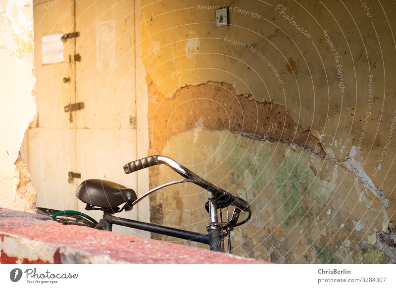 einsames Fahrrad Fahrradfahren Altstadt Mauer Wand Verkehrsmittel alt authentisch Dekadenz Einsamkeit einzigartig Erfahrung Stadt Verfall morbid Gedeckte Farben