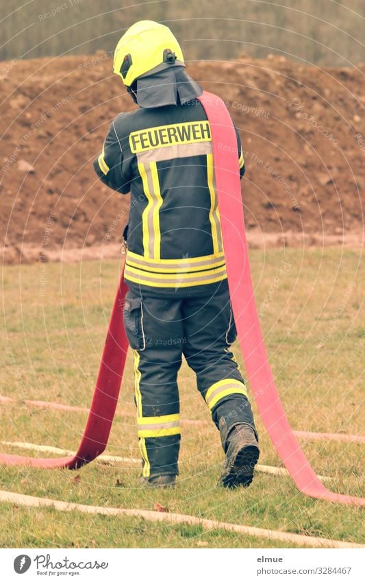 FEUERWEH-Mann Feuerwehrmann Uniform Helm Schutzbekleidung Reflektor laufen tragen gelb rot schwarz Leidenschaft Vertrauen Verantwortung fleißig diszipliniert