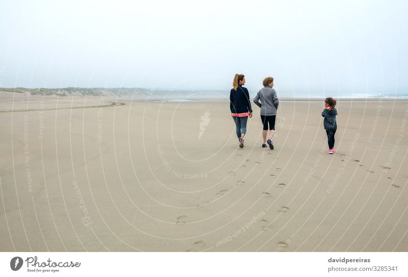 Drei Generationen weibliche Spaziergänge am Strand Lifestyle Kind Mensch Frau Erwachsene Mutter Großmutter Familie & Verwandtschaft Sand Himmel Herbst Nebel
