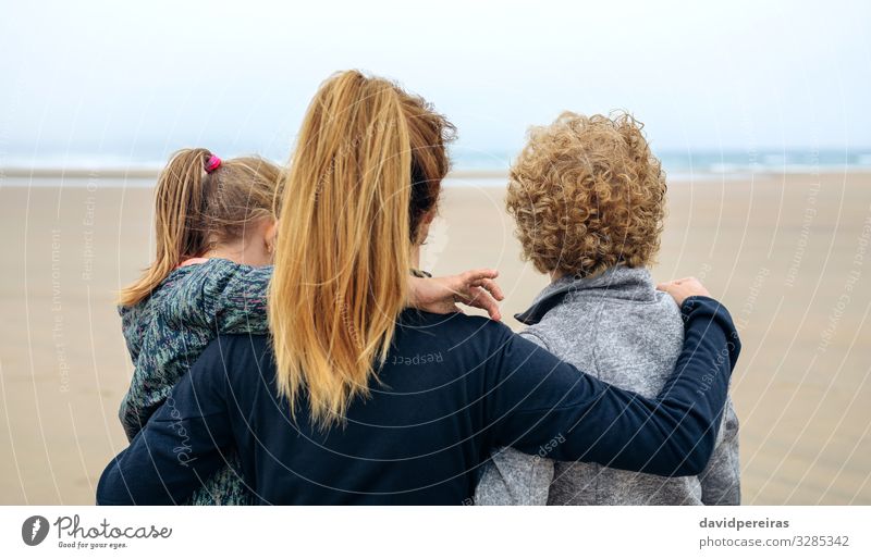 Rückansicht von drei Generationen Frauen, die aufs Meer schauen Lifestyle Freude Glück schön Strand Kind Mensch Erwachsene Mutter Großvater Großmutter