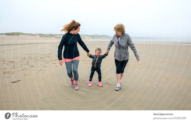 Drei Frauen laufen im Herbst am Strand Lifestyle Freude Glück Spielen Kind sprechen Mensch Erwachsene Mutter Großmutter Familie & Verwandtschaft Sand Nebel