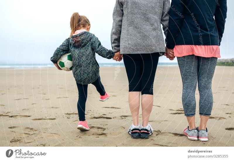 Drei Generationen Frauen beobachten das Meer Lifestyle Spielen Strand Kind Mensch Erwachsene Mutter Großmutter Familie & Verwandtschaft Sand Herbst Nebel