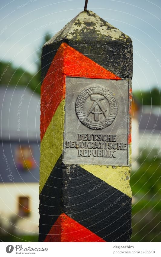 Zeit Geschichte. Ein Alter DDR Grenzstein mit der Beschriftung: DEUTSCHE DEMOKRATISCHE REPUBLIK : Design Ausflug Umwelt Sommer Schönes Wetter Park Thüringen