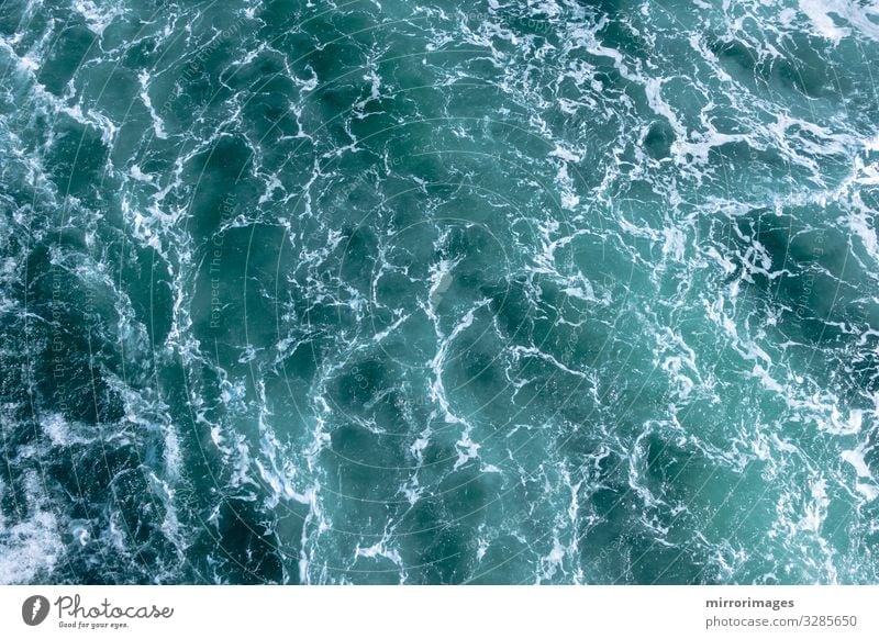 aufgewühltes Meerwasser aus großer Schiffswelle Design Freizeit & Hobby Sommer Tapete Wassersport Natur Bewegung frisch nass natürlich Sauberkeit blau Farbe