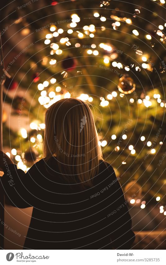 Vorfreude | Heiliger Abend - Kind steht ehrfürchtig vor einem geschmückten Weihnachtsbaum Kleinkind Weihnachten Bescherung Freude Gefühle Weihnachten & Advent
