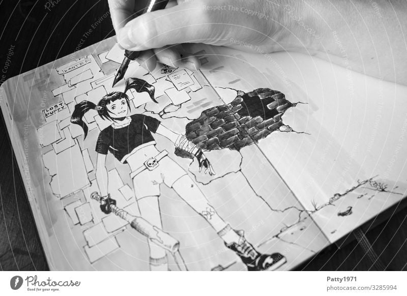 Detailaufnahme einer Hand, die mit einer Zeichenfeder eine Mangafigur in ein Skizzenbuch zeichnet Kunst Künstler Maler Kunstwerk Jugendkultur Zeichnung Comic