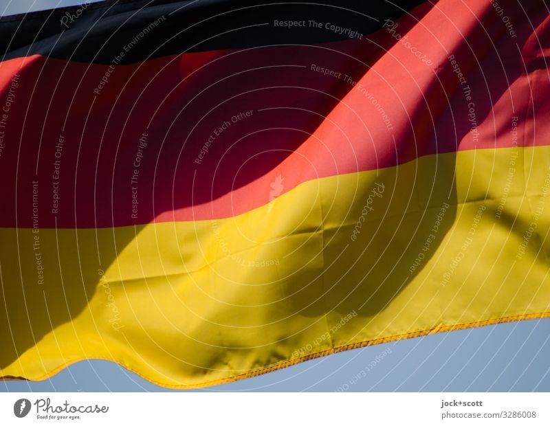 Flagge in Schwarz Rot Gold Wind Deutschland Streifen Staatssymbol Leichtigkeit Stoff wehen Detailaufnahme abstrakt Schatten Nationalflagge Deutsche Flagge