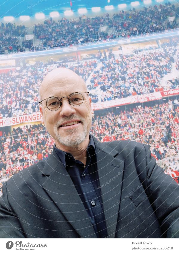 Männer und Fußball Lifestyle Stil Freude Entertainment Ballsport Mensch Mann Erwachsene 45-60 Jahre Lächeln lachen Fröhlichkeit mehrfarbig schwarz Gefühle