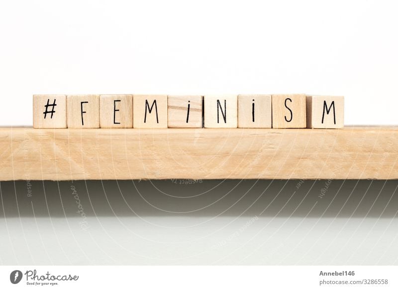 Holzwürfel mit einem Rautezeichen und dem Wort Feminismus Schule Frau Erwachsene Medien Buch Papier schwarz weiß Idee Emanzipation Bildung Definition Brief
