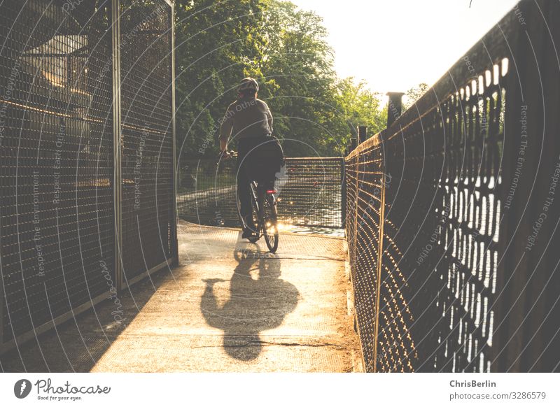 Schatten eines Radfahrers sportlich Zufriedenheit Sinnesorgane Freizeit & Hobby radfahren Ausflug Fahrradtour Sommer Fahrradfahren Erwachsene 1 Mensch