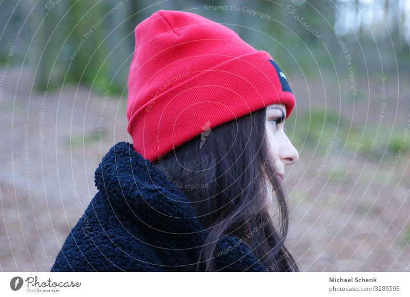 Junge Frau mit roter Mütze feminin Jugendliche Kopf Gesicht 1 Mensch 18-30 Jahre Erwachsene Natur Landschaft Winter Schönes Wetter Wald Waldbronn Deutschland