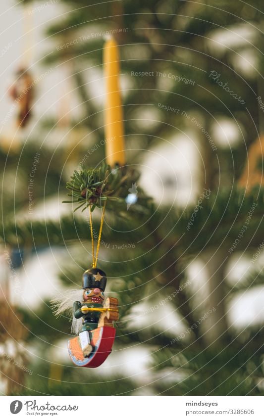 Wachskerze am Weihnachtsbaum ruhig Häusliches Leben Weihnachten & Advent Weihnachtsdekoration Feste & Feiern Baum Tanne Kerze Nussknacker Christentum Holz Duft