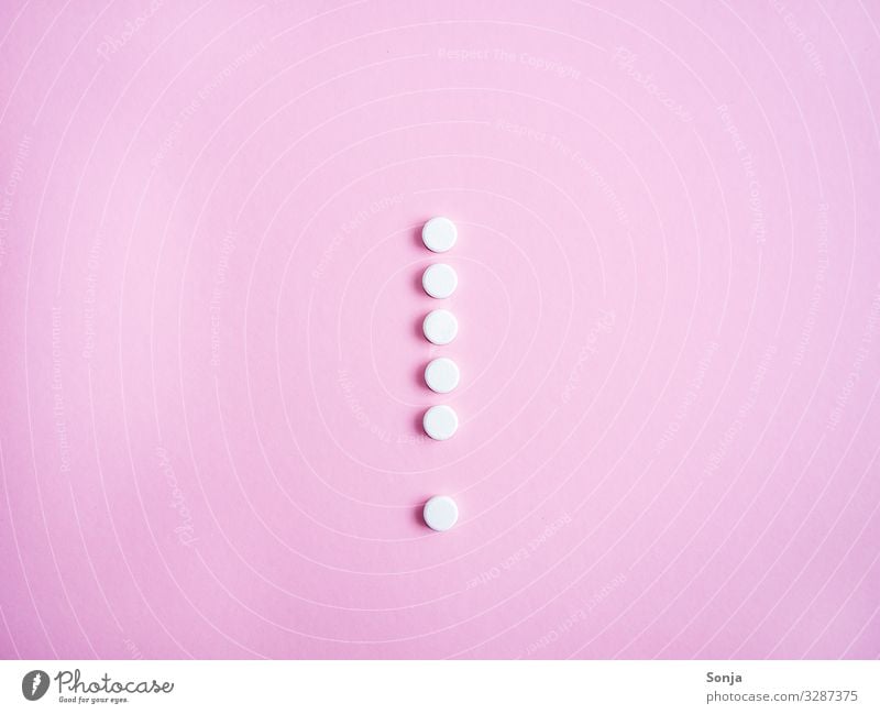 Ausrufezeichen aus weißen Tabletten auf einem rosa Hintergrund Gesundheit Gesundheitswesen Behandlung Krankheit Rauschmittel Medikament Zeichen Schriftzeichen