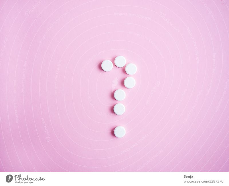 Weiße Tabletten als Ausrufezeichen auf einem rosa Hintergrund Gesundheit Gesundheitswesen Krankheit Rauschmittel Medikament Wohlgefühl Wissenschaften flat lay