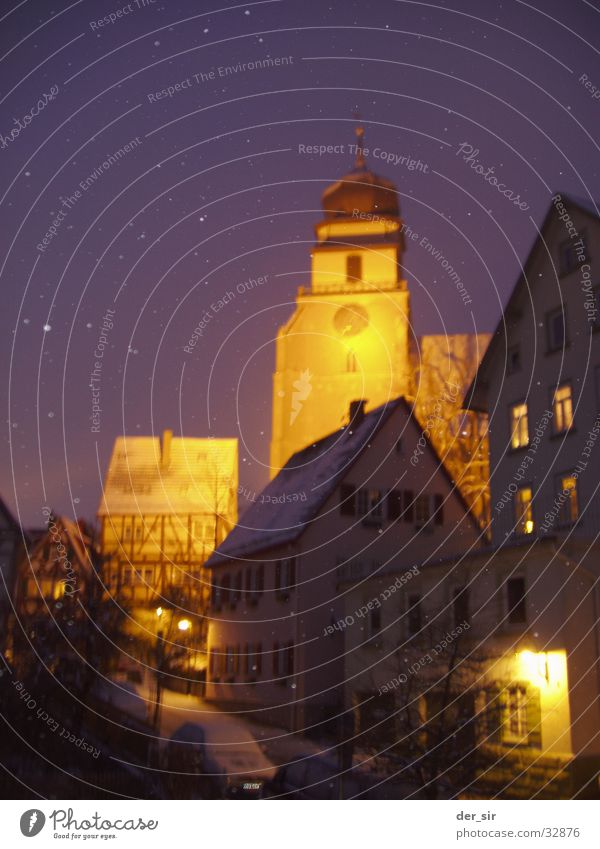 WinterNight0205 Fachwerkfassade Haus Nacht dunkel Straßenbeleuchtung Winterstimmung Kirchturm Stadt Kleinstadt gemütlich Verkehr Religion & Glaube Schnee Abend