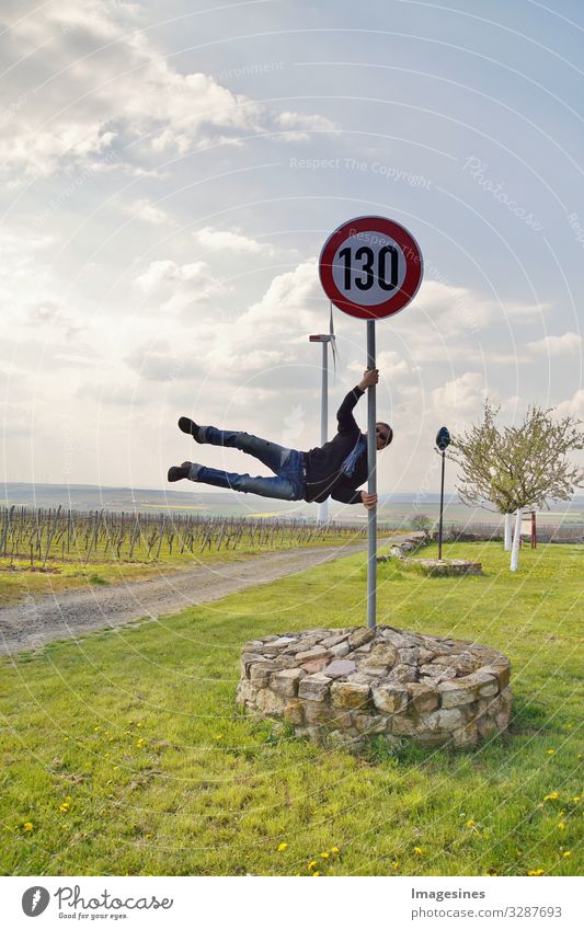 Geschwindigkeitsbegrenzung 130 km/h oder mph. Tempolimit Zeichen für deutsche Autobahn. athletischer Mann in Straßenkleidung tanzt an einer Stange. in Form einer menschlichen Flagge. Deutschland Straßenschild mit 130 kmh Geschwindigkeit. Konzept für Verkeh