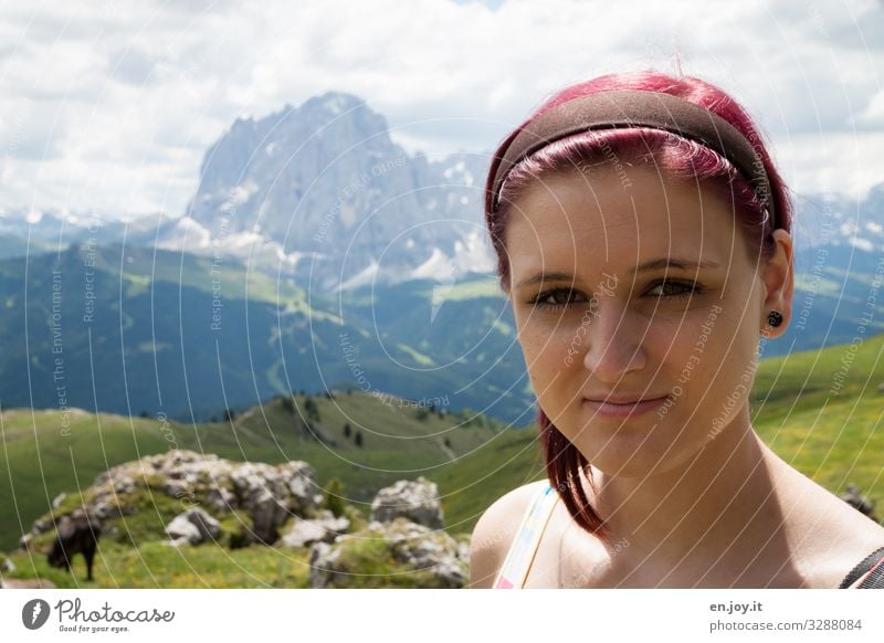 Wandern müssen Ferien & Urlaub & Reisen Tourismus Ausflug Sommerurlaub Berge u. Gebirge wandern Junge Frau Jugendliche Gesicht Natur Landschaft Wolken