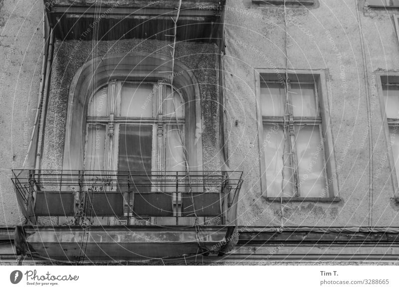 Berlin Mitte Berlin-Mitte Stadt Hauptstadt Stadtzentrum Altstadt Fußgängerzone Menschenleer Haus Fassade Balkon Fenster stagnierend Häusliches Leben Altbau