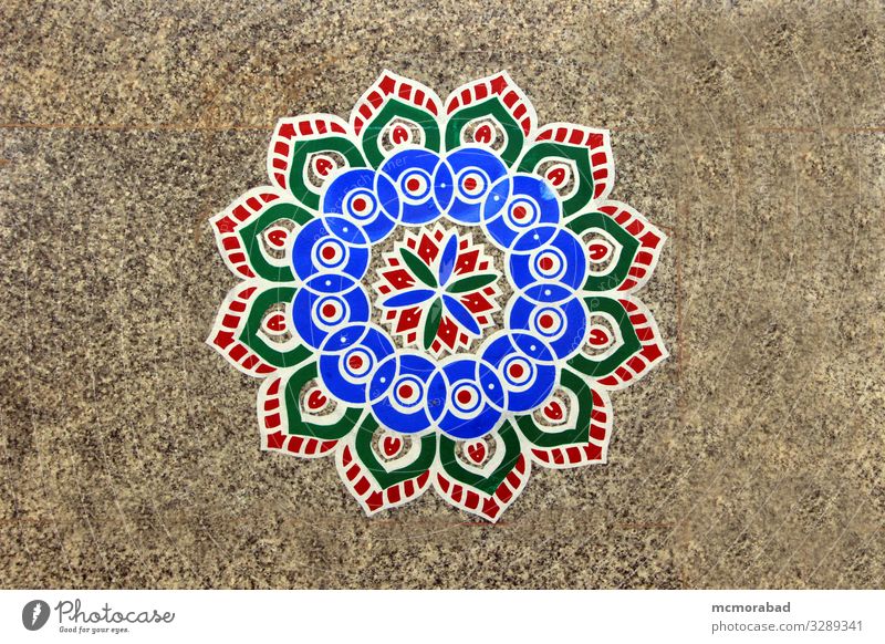 Rangoli-Muster auf dem Boden Design Kunst blau gelb grau grün rot Farbe horizontal Mosaik Fliesen u. Kacheln Bodenbelag Etage Nachbildung aufgedruckt bunt