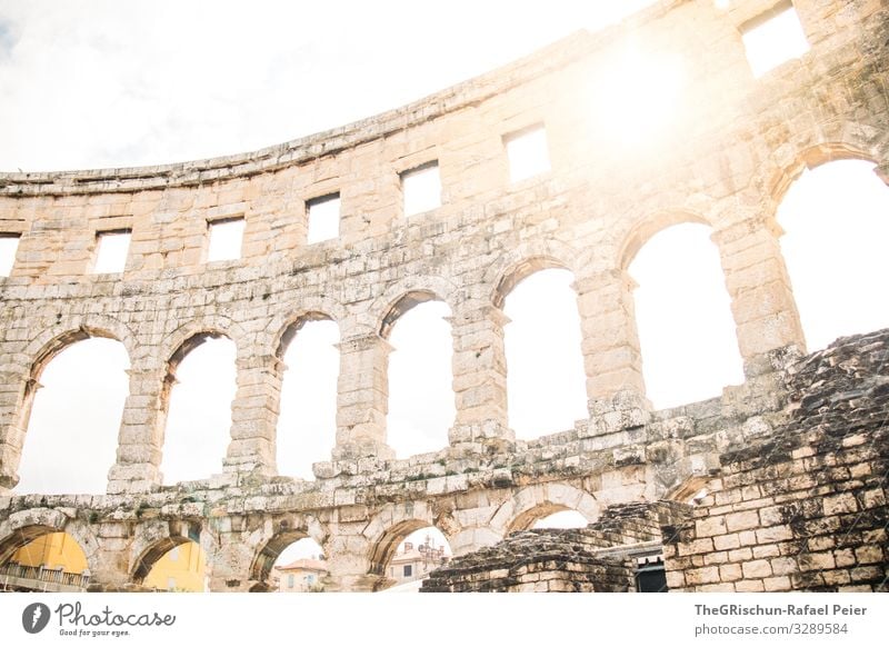 Amphitheater Pula Stadt grau weiß Gegenlicht Stein Bauwerk Römer Kroatien Reisefotografie Architektur entdecken Farbfoto Außenaufnahme Menschenleer